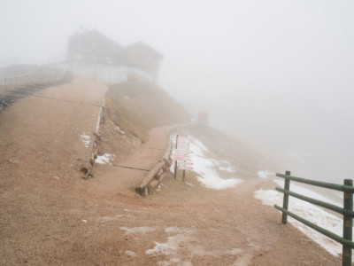 Rifugio Lagazuoi avvolto nella nebbia